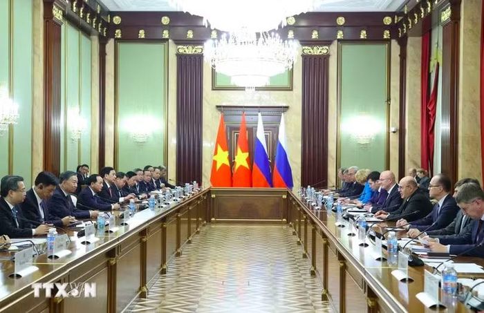 Cuộc hội kiến giữa Tổng Bí thư, Chủ tịch nước Tô Lâm với Thủ tướng Nga. Ảnh: TTXVN