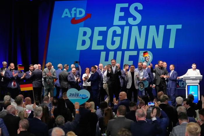 Thành viên đảng AfD ăn mừng trước chiến thắng áp đảo tại Saxony-Anhalt. (Ảnh: AP)