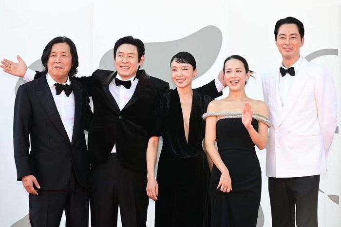 Từ trái qua phải: Đạo diễn Lee Chang Dong, Sul Kyung Gu, Jeon Do Yeon, Cho Yeo Jeong và Jo In Sung dự buổi ra mắt phim tại LHP Venice 2026. Ảnh: Yonhap.