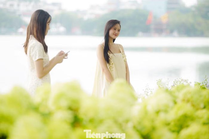 Từ Nhà thờ Lớn, nhiều nhóm bạn tìm đến Hồ Gươm, đi bộ, chụp ảnh và tận hưởng không khí dễ chịu của những ngày giao mùa.
