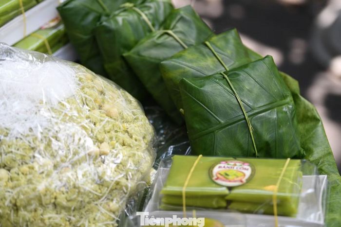 Mùa thu cũng là thời điểm những thức quà đặc trưng của Hà Nội hút khách. Gánh xôi cốm gần khu vực Nhà thờ Lớn tấp nập người mua chủ yếu là giới trẻ. Chủ gánh hàng cho biết lượng khách dịp này tăng đột biến so với ngày thường. Nhiều bạn trẻ ghé đến để thưởng thức trực tiếp, số khác mua mang về làm quà.