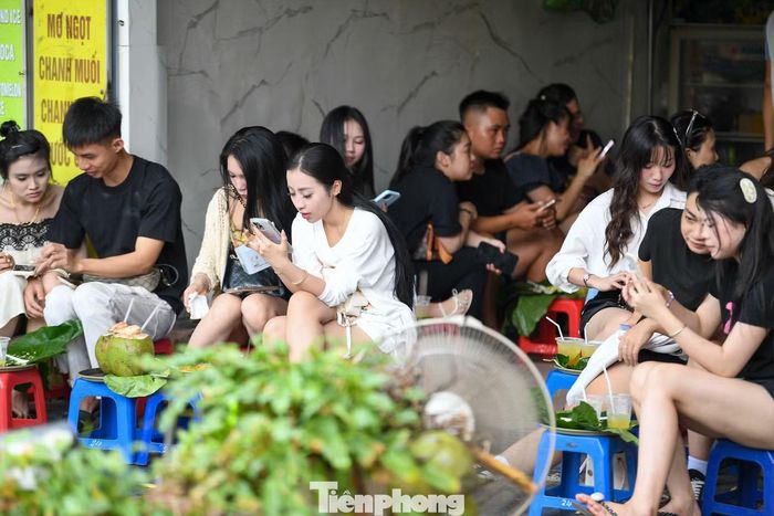  Một buổi dạo phố của giới trẻ Hà thành﻿ thường bắt đầu bằng vài bức hình kỷ niệm, nhâm nhi xôi cốm và khép lại bên ly trà chanh. Chỉ với những trải nghiệm giản dị cùng vài câu chuyện hàn thuyên, họ đã có một ngày tận hưởng vẻ đẹp thanh bình của mùa thu Hà Nội. 