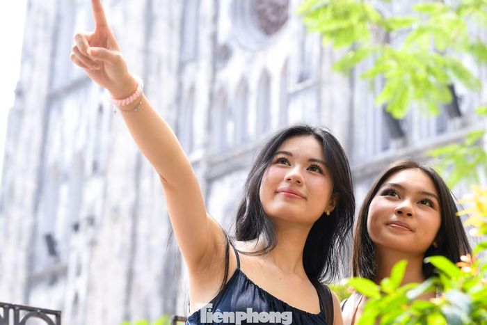 “Mình đã nhiều lần đến Hà Nội nhưng mỗi mùa lại có một cảm nhận khác. Lần này muốn dành thời gian đi bộ, chụp ảnh ở Nhà thờ Lớn rồi tìm một quán có ban công để ngồi ngắm phố”, Đào Minh Hằng (trái) nói.