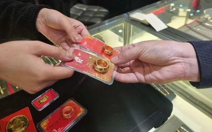 Giá vàng miếng SJC và vàng nhẫn cùng giảm mạnh (ảnh: Như Ý).
