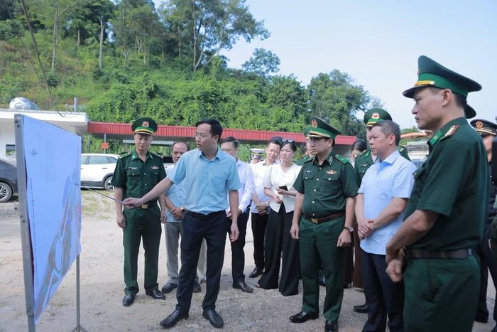 Đại diện ban quản lý khu kinh tế cửa khẩu báo cáo quy hoạch đường chuyên dụng vận chuyển hàng hoá.
