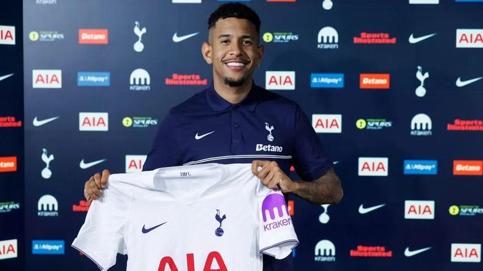  Savio, một tiền đạo cánh có lối chơi rê dắt được Tottenham chiêu mộ trong hè này. 