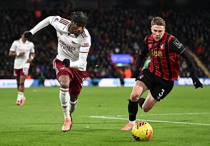  Noni Madueke (trái) của Arsenal cũng là một "thần rê bóng" tại Premier League. 