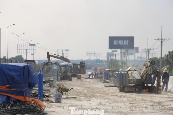 Theo báo cáo từ chủ đầu tư, dự án mở rộng cao tốc TP.HCM - Long Thành có chiều dài gần 22km, điểm đầu tại Km 4+000, nút giao Vành đai 2 thuộc phường Long Trường, TP.HCM và điểm cuối tại Km 25+920, nút giao với cao tốc Biên Hòa - Vũng Tàu thuộc phường Long Thành, TP Đồng Nai. Dự án được đầu tư nhằm mở rộng cao tốc TP.HCM - Long Thành từ 4 làn xe lên 8 - 10 làn xe. Tổng sản lượng thực hiện đến ngày 5/9 đạt 69,4%.
