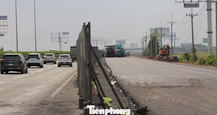 Chiều 8/9, dòng xe từ Đồng Nai về TP.HCM liên tục đổ vào cao tốc TP.HCM - Long Thành. Hai bên đường, những hàng rào công trường nối dài. Máy móc hoạt động liên tục, công nhân tất bật giữa cái nắng gay gắt đặc trưng của miền Nam. Trên cùng một tuyến cao tốc, tốc độ thi công lại không giống nhau.