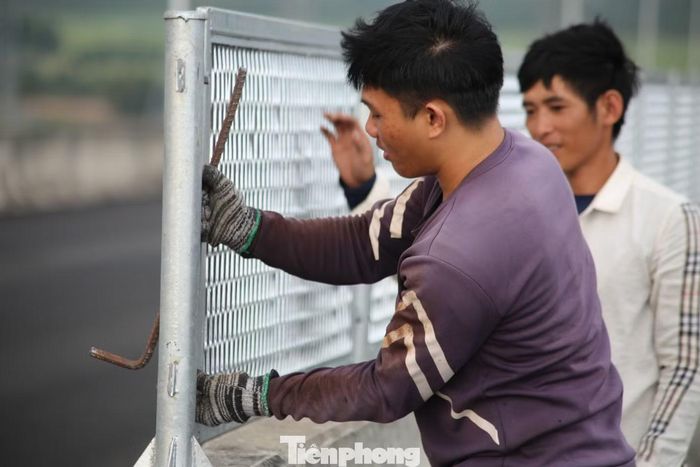 Ông Hoàng Đăng Hậu, Chỉ huy trưởng thi công một gói thầu trên cao tốc Bến Lức - Long Thành (thuộc Công ty Bắc Trung Nam) cho biết, phần đường cao tốc của đơn vị đã hoàn tất thảm nhựa, kẻ vạch và hiện đang triển khai lắp lan can dải phân cách. “Hiện dự án còn phần nhỏ tại cầu Phước Khánh là việc thảm nhựa. Vài ngày tới, đơn vị sẽ thảm nhựa và hoàn tất phần việc cuối cùng để cuối tháng 9/2026 thông xe toàn tuyến”, ông Hậu cho hay.