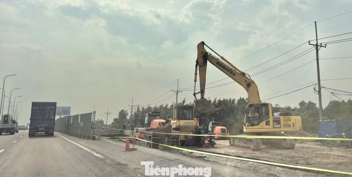 Đáng chú ý, khu vực từ cầu Nước Trong đến cầu Rạch Chiếc còn nhiều đoạn đang san lấp mặt bằng. So với những vị trí đã thảm nhựa, hoàn thiện cầu và hệ thống thoát nước, tốc độ thi công ở đây tạo nên sự tương phản rõ rệt. Một tuyến cao tốc nhưng nhiều nhịp thi công.