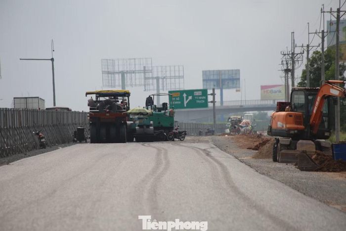 Từ nút giao Cao tốc Biên Hòa - Vũng Tàu đến khu vực nút giao lối ra Nhơn Trạch (địa phận Đồng Nai), nhiều đoạn đã bắt đầu mang dáng dấp của một tuyến đường hoàn chỉnh. Một số vị trí đã thảm nhựa.