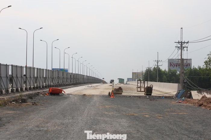 Những cây cầu đang được hoàn thiện phần kết nối với cầu cũ. Hệ thống thoát nước, lan can và nhiều hạng mục phụ trợ lần lượt được triển khai.
