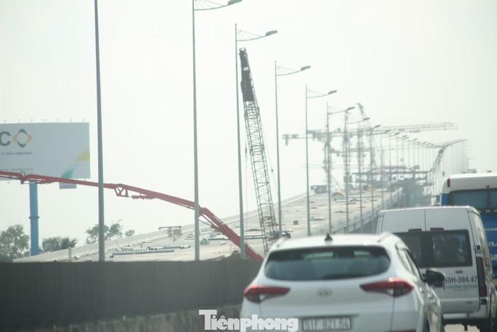 Có đoạn phương tiện lưu thông tương đối ổn định, nhưng đến khu vực rào chắn, mặt đường thu hẹp, cảm giác di chuyển thay đổi rõ rệt. Bụi từ công trường, máy móc thi công và những khoảng không gian bị thu hẹp là những điều người tham gia giao thông có thể trực tiếp cảm nhận trên hành trình.