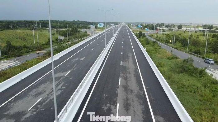Trên cao tốc Bến Lức - Long Thành, nhiều đoạn đường đã được thảm nhựa, kẻ vạch. Lan can dải phân cách, trạm thu phí và các hạng mục hoàn thiện đang được triển khai. Từ điểm đầu nối với cao tốc Biên Hòa - Vũng Tàu, tuyến Bến Lức - Long Thành đã hiện rõ hình hài của một cao tốc hoàn chỉnh, dù chưa khai thác toàn tuyến. Đoạn từ nút giao Quốc lộ 51 đến nút giao Cảng Phước An được khai thác tạm. Từ đây, tuyến đường tiếp tục kéo dài về cầu Phước Khánh và nối về Bến Lức.