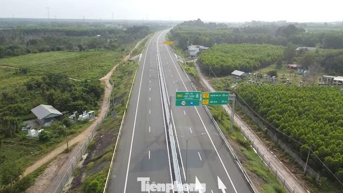 Dự án cao tốc TPHCM - Long Thành mở rộng và cao tốc Bến Lức - Long Thành góp phần thúc đẩy phát triển vùng. Khoảng cách từ TPHCM đến Đồng Nai, sân bay Long Thành được rút ngắn, mở ra cơ hội phát triển mới cho các địa phương.