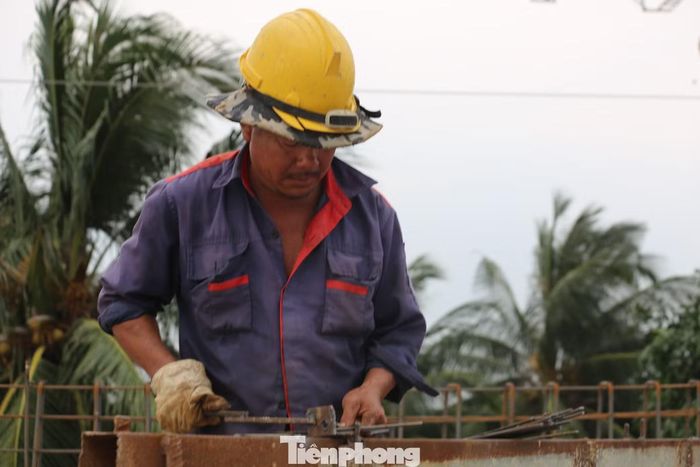 Ông Nguyễn Đức Kiện (51 tuổi), công nhân thuộc nhà thầu Thăng Long, cho biết ông cùng anh em trong đội được yêu cầu tăng ca, làm việc xuyên lễ, Tết để đẩy nhanh tiến độ. “Với chế độ của công ty, chúng tôi rất yên tâm, tập trung làm việc”, ông Kiện nói.
