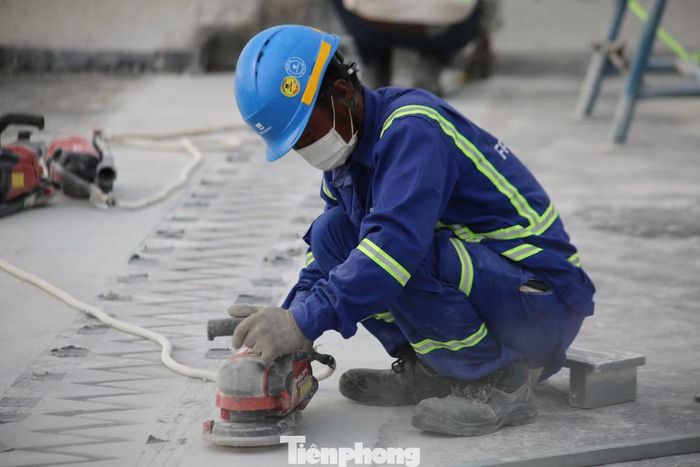 Cách cao tốc TP.HCM - Long Thành không xa, một dự án khác đang đi đến những công đoạn cuối cùng. Tại công trường, công nhân tiếp tục xử lý những phần việc cuối cùng như mặt cầu, lan can và hành lang tuyến đường.