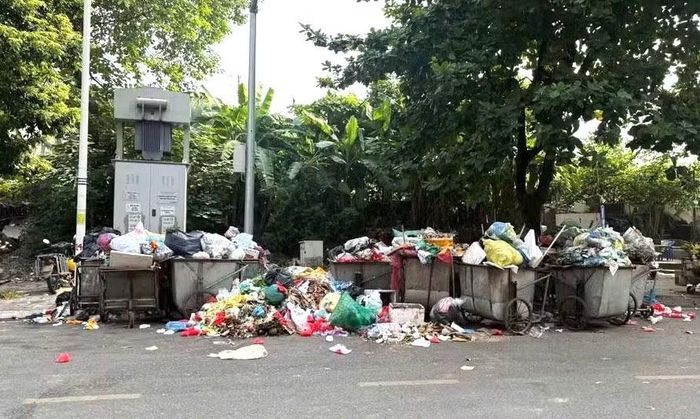 Rác thải sinh hoạt đã ùn ứ tại nhiều tuyến đường, điểm tập kết trên địa bàn phường Vĩnh Yên và Vĩnh Phúc. Ảnh: Việt An