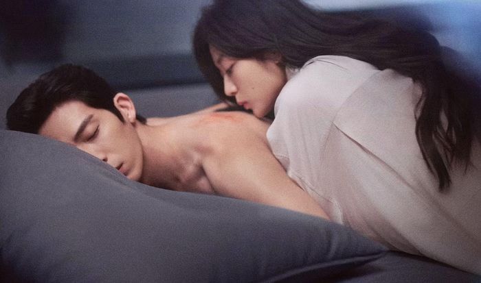Phim thường xuyên đăng hình ảnh hôn môi, tiếp xúc cơ thể để quảng bá.