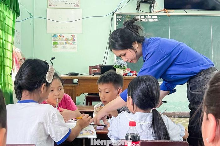 Các lớp tiếng Anh miễn phí của sinh viên tình nguyện đến với vùng xa, vùng khó của Đà Nẵng.
