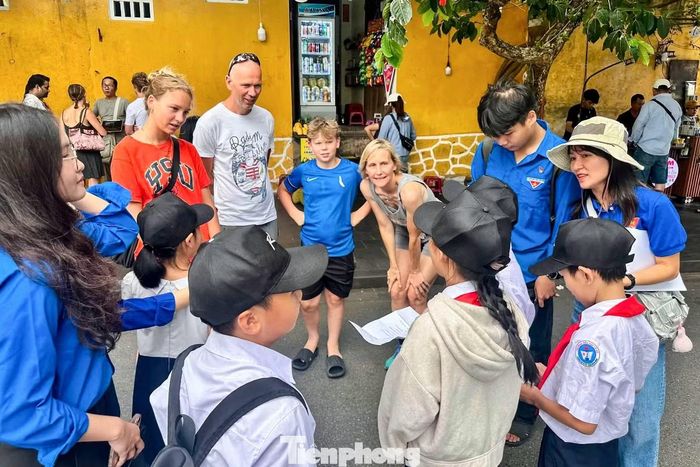 Đoàn phường Hội An Tây tạo sân chơi cho học sinh giao tiếp tiếng Anh với du khách.