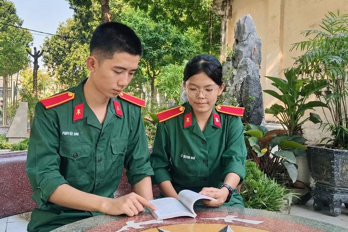 Hai thủ khoa Lê Quỳnh Như và Phan Việt Anh trao đổi về phương pháp học tập tại Trung tâm Huấn luyện 125 (Học viện Kỹ thuật Quân sự). Ảnh: CTV