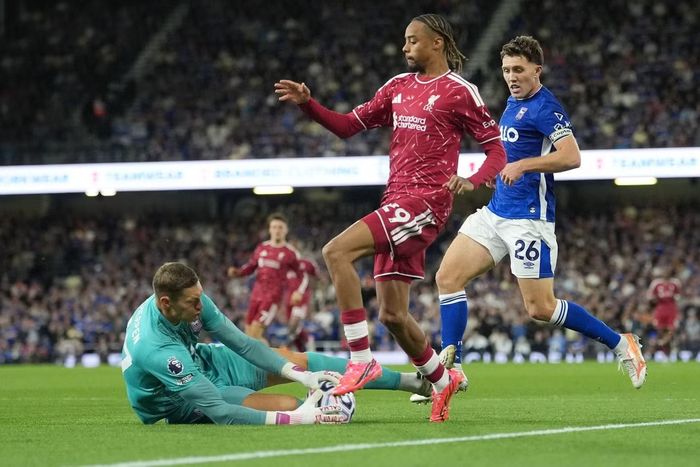  Tân binh "bom tấn" Barcola của Liverpool (áo đỏ) có thể sẽ đá chính trận này. 