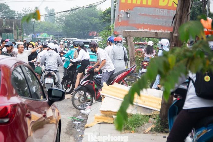 Trước tình trạng ùn tắc, nhiều người điều khiển xe máy đã đi lên vỉa hè, thậm chí đi vào cả khu vực đang được rào chắn để thi công.