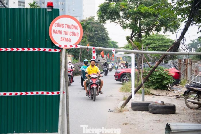 Theo ghi nhận của PV Tiền Phong sáng 9/9, đơn vị thi công đã quây rào khu vực dự án, chuẩn bị các phần việc để tái khởi động mặt bằng sau thời gian dài gián đoạn.