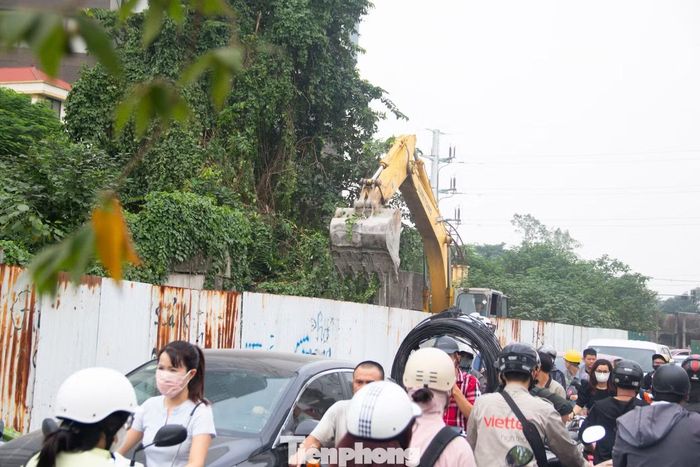 Ngay sáng 9/9, đơn vị thi công đã tập kết một số máy móc và bắt đầu triển khai hoạt động.