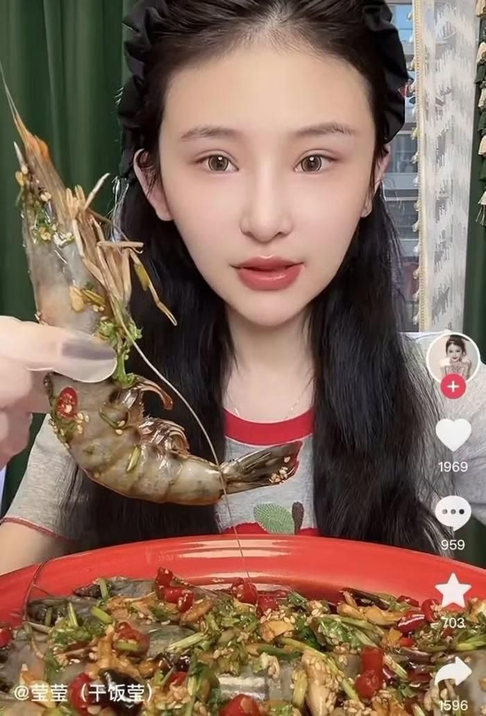 Thánh ăn Trung Quốc nổi tiếng với content ăn uống số lượng lớn.