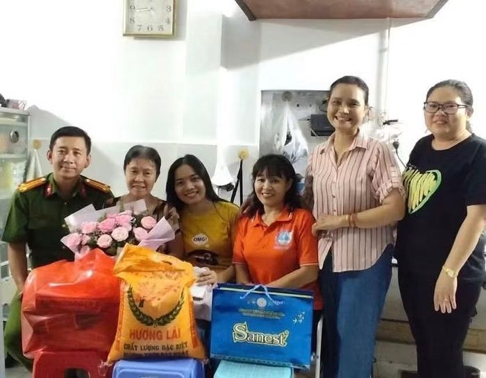 Chính quyền địa phương, tổ dân phố thăm hỏi bà Mùi.