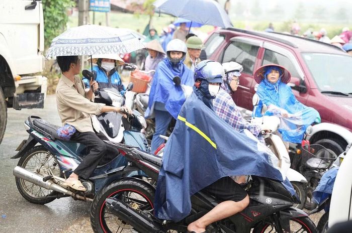  Phụ huynh chờ đón con tắc nghẽn cả đoạn đường. 