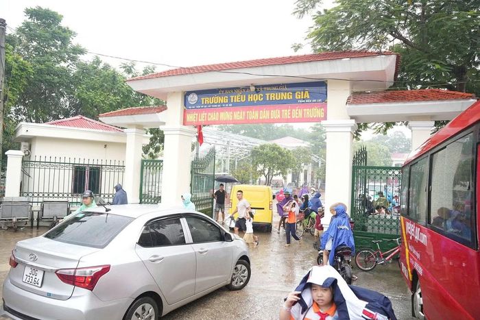 10h30 phút, học sinh tan học và được phụ huynh đón về nhà ăn trưa, nghỉ ngơi thay vì ăn bán trú và ngủ tại lớp.