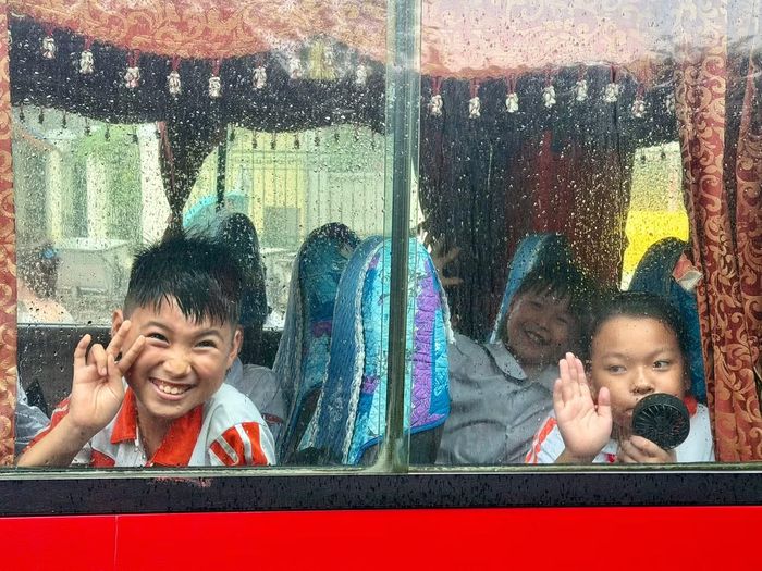 Một số em ở xa, phụ huynh thuê xe đưa đón