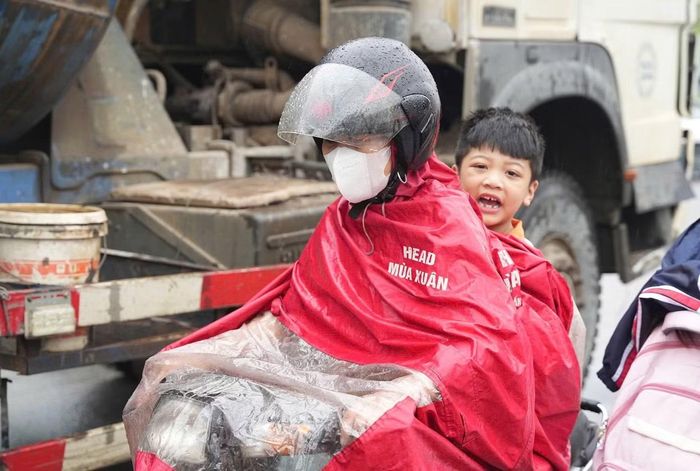 Phụ huynh cho biết, phải nghỉ việc giữa trưa đón con về nhà ăn cơm.