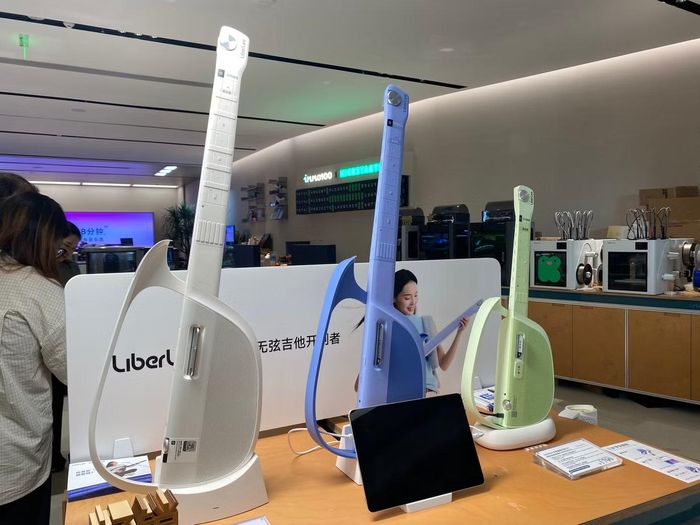 Giá đàn guitar không dây khoảng 5-7 triệu đồng một chiếc. Ảnh: Tư Hiền.