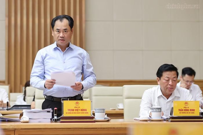 Bộ trưởng Bộ Nông nghiệp và Môi trường Trịnh Việt Hùng báo cáo tại cuộc họp. (﻿Ảnh: Nhật Bắc) 