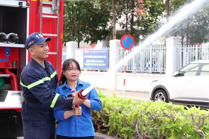 Các bạn trẻ tìm hiểu, thực hành sử dụng phương tiện chữa cháy chuyên nghiệp.