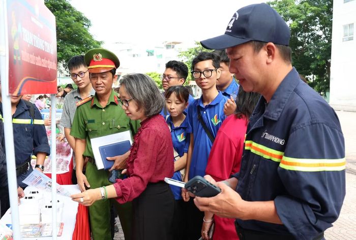 Anh hùng Lực lượng vũ trang nhân dân, Thượng tá Nguyễn Chí Thành cùng các bạn trẻ tham gia ngày hội. Ảnh: Ngô Tùng