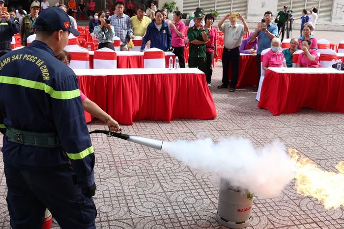 Người dân trực tiếp thực hành kỹ năng dập lửa bằng bình chữa cháy chuyên dụng.