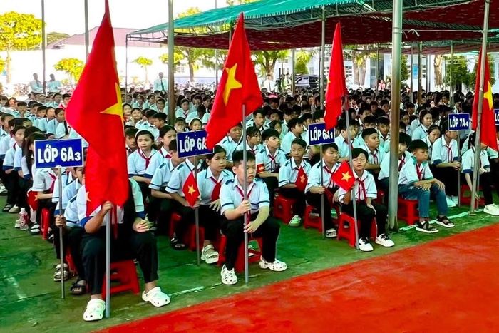 Lễ khai giảng năm học 2026 - 2027 tại Trường THCS - THPT Tân Lộc (xã Tân Lộc, tỉnh Cà Mau).