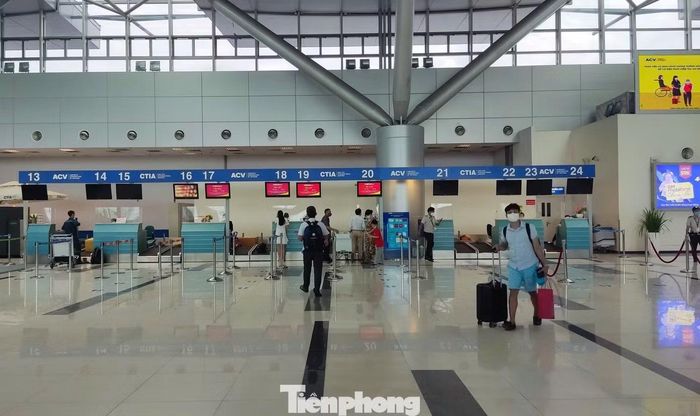 Năm 2025, sân bay Cần Thơ đón khoảng 1,1 triệu khách (tăng hơn 8% so với năm 2024), trong khi công suất thiết kế 3 triệu khách/năm.