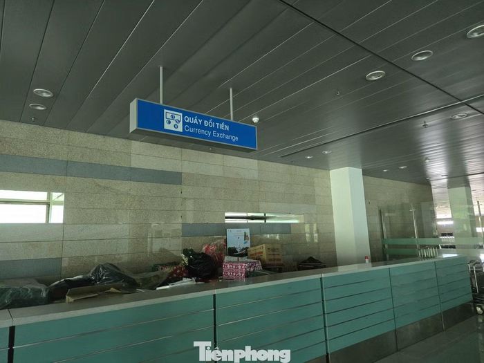Bên cạnh đó, hệ thống giao thông kết nối với sân bay Cần Thơ chưa đồng bộ, đặc biệt các tuyến cao tốc, quốc lộ và các trục giao thông liên vùng. Khả năng kết nối nhanh, thuận tiện từ các tỉnh, thành phố trong vùng Đồng bằng sông Cửu Long (ĐBSCL) đến sân bay còn hạn chế, làm giảm khả năng tiếp cận và chưa phát huy đầy đủ vai trò như một đầu mối giao thông hàng không quan trọng của vùng. Ảnh khu vực làm thủ tục đi quốc tế của sân bay Cần Thơ vắng lặng.