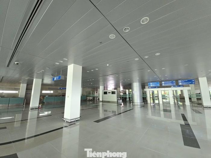 Theo đơn vị tư vấn lập quy hoạch Cần Thơ, thực trạng khai thác chưa phát huy hết tiềm năng của sân bay Cần Thơ chủ yếu do: Nguồn lực đầu tư phát triển du lịch còn hạn chế; hệ thống cơ sở vật chất, sản phẩm và dịch vụ du lịch chất lượng cao chưa đa dạng, chưa tạo được sức hút lớn đối với khách du lịch trong nước và quốc tế. Ảnh khu vực sảnh nhà ga phục vụ khách bay quốc tế của sân bay Cần Thơ. 