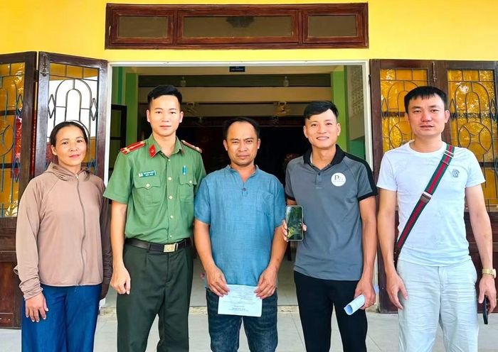Lực lượng công an tại Huế hỗ trợ người dân nhận lại hơn 620 triệu đồng chuyển khoản nhầm khi giao dịch mua cau trái. Ảnh: CACC