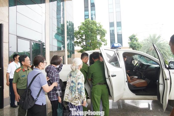 Người dân được cơ quan công an hỗ trợ đưa về tận nhà sau khi nhận tiền đền bù