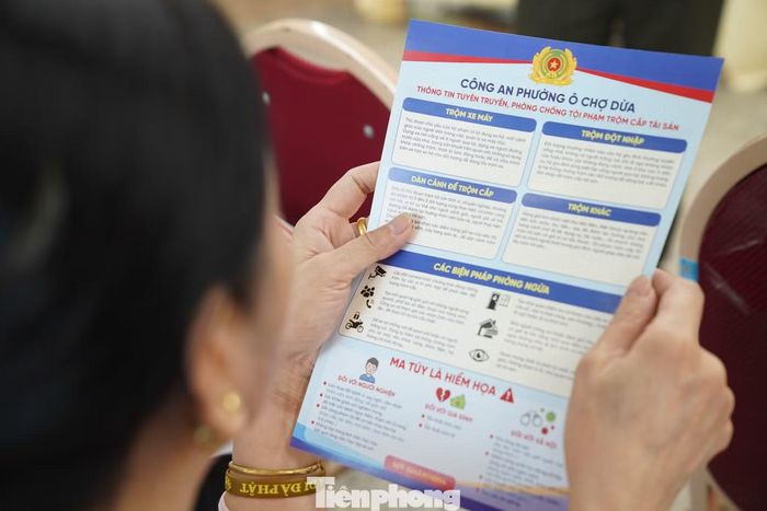 Cơ quan chức năng phát tờ rơi và tuyên truyền cảnh báo lừa đảo tới người dân.