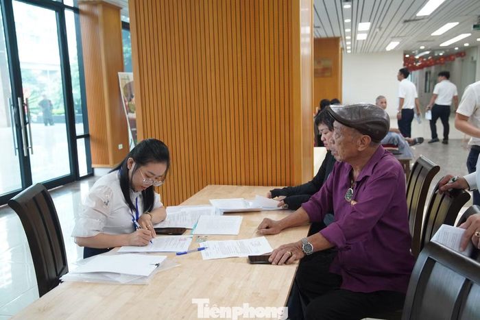 Hai ngân hàng có mặt tại đây để tư vấn và hỗ trợ người dân có nhu cầu gửi tiền ngay sau khi nhận